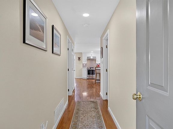 4th image of 20 Iroquois Ave
