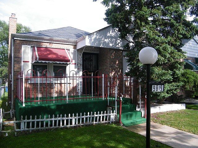 2nd image of 9819 S Maryland Ave