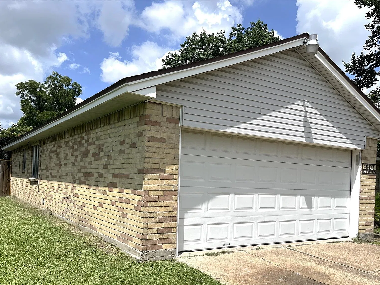 3 bed, 2.0 bath, 1321 sqft, $1,750 — Photo 3