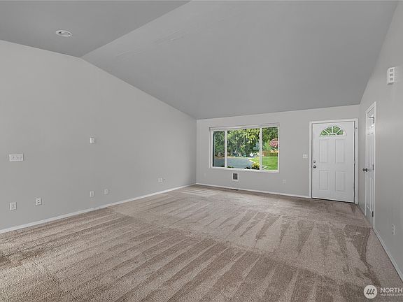 5th image of 810 E Lakeshore Drive W