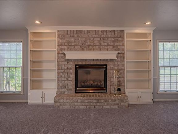 5th image of 226 E Hillcrest Ln