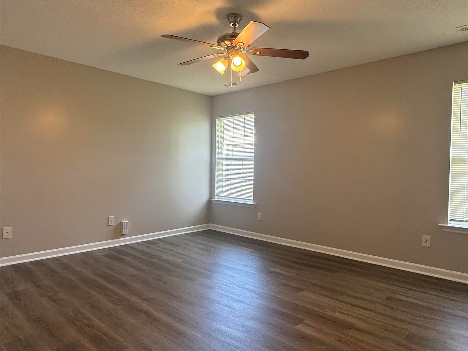 3 bed, 2.0 bath, 1500 sqft, $1,650 — Photo 3