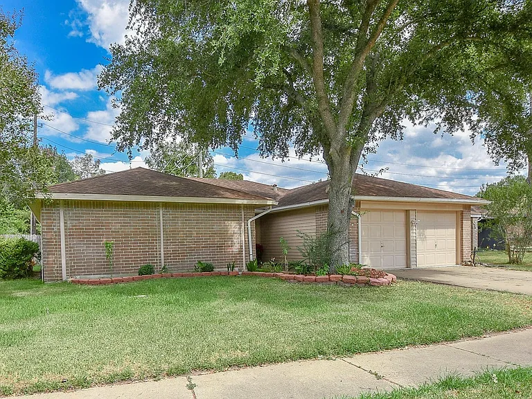 2722 Amaranth Dr — Photo 2
