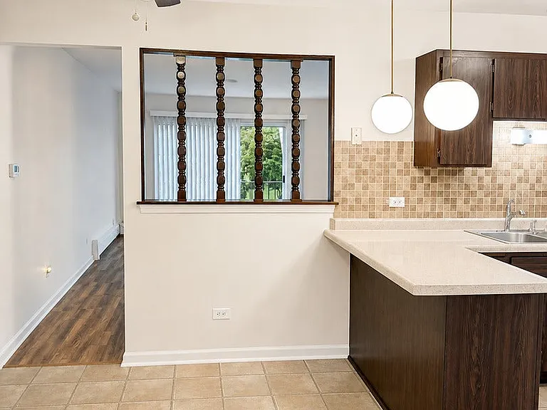 5733 W 103rd St #2W — Photo 3