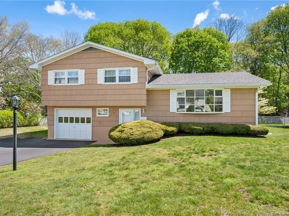 32 Sandy Hollow Drive, Waterford, CT 06385