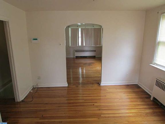 5th image of 7027 Oxford Ave