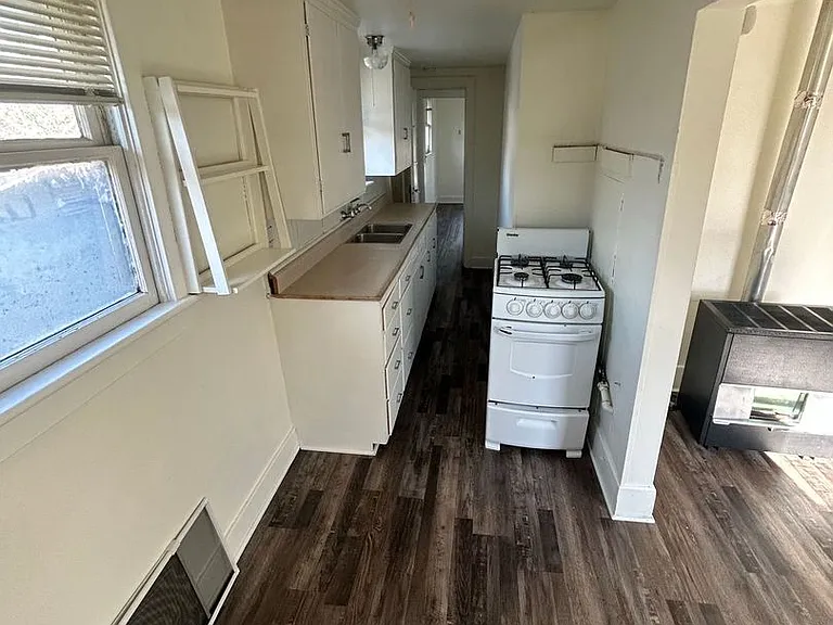 1014 West 11th — Photo 9