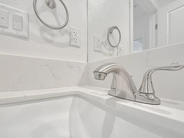 5850 Vineland Ave — Photo 16