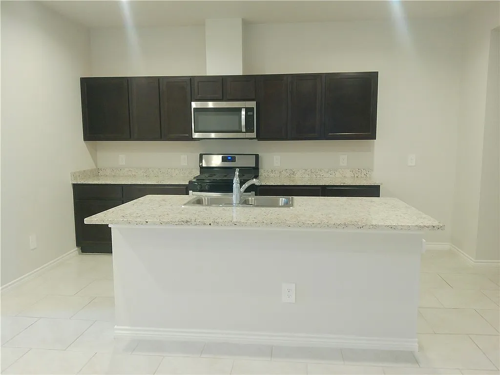 3 bed, 2.0 bath, 1596 sqft, $2,200 — Photo 3