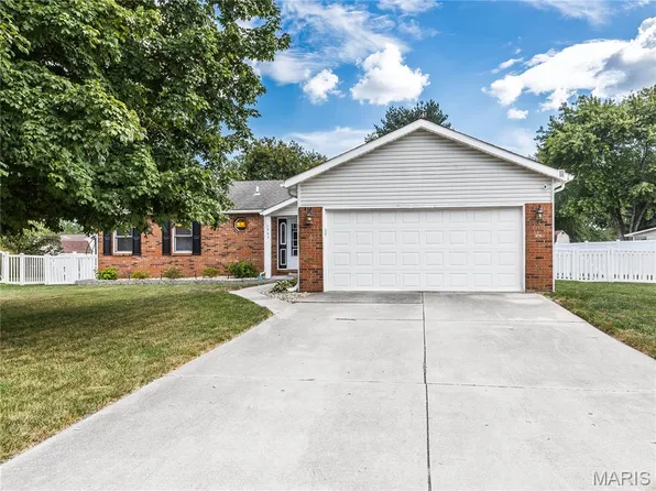 905 Andra Dr, Maryville, IL 62062