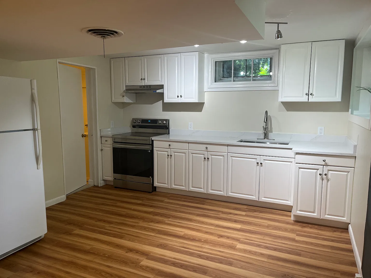 425 Butternut Ct — Photo 1