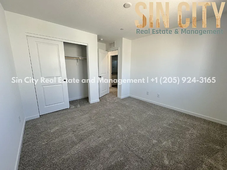 878 Benning St — Photo 10