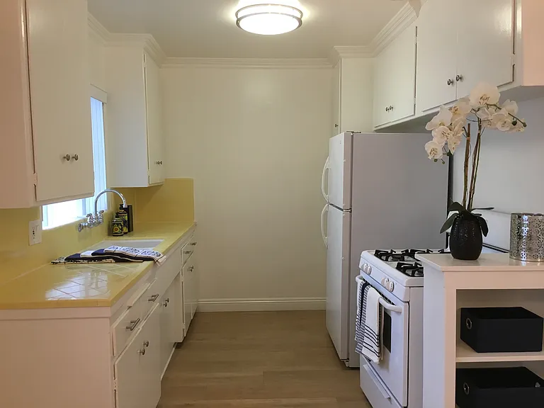 122 N Wetherly Dr — Photo 3