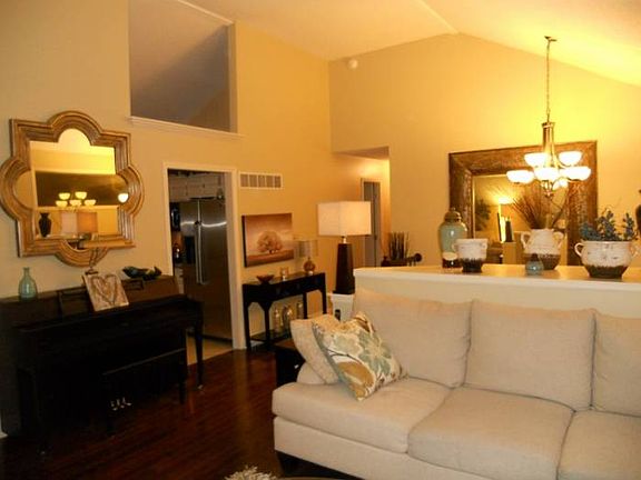 4th image of 612 SE Cumberland Dr