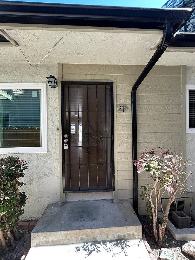 C. Avenue 209-217 — Photo 2