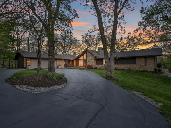 12304 N Ledges Dr, Roscoe, IL 61073