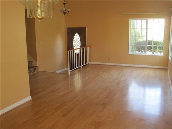 3rd image of 3203 Hacienda Dr