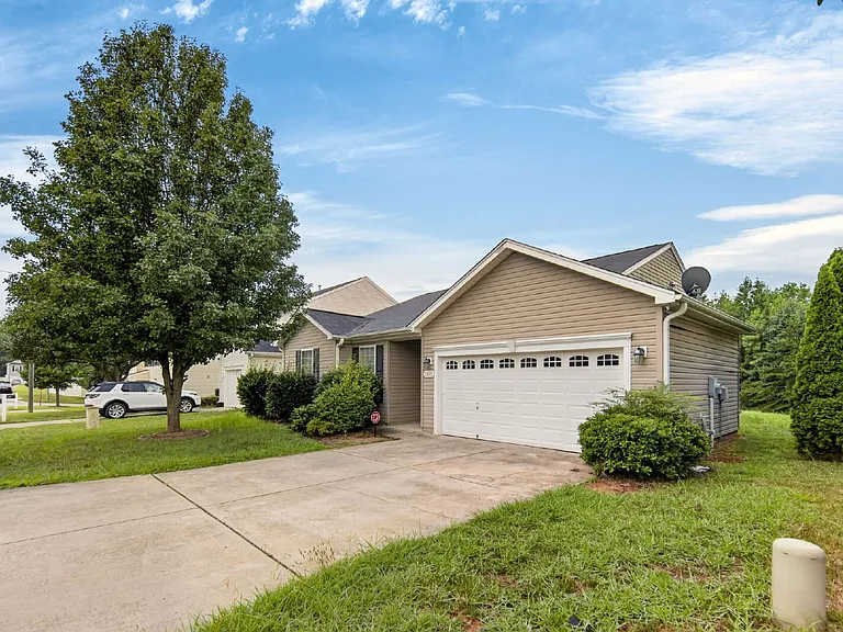 2325 Waverly Crossing Rd — Photo 2