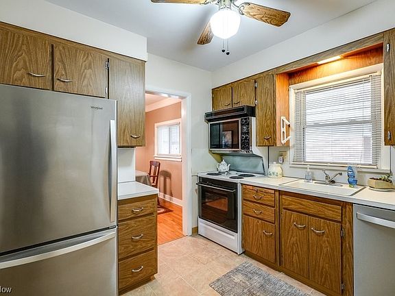 5th image of 140 E 192nd St
