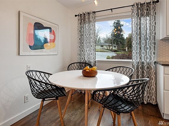 Eating space off kitchen -- what a great spot!