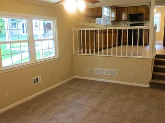 3rd image of 172 King Arthur Dr