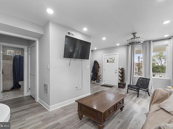 4th image of 6008 Glenoak Ave