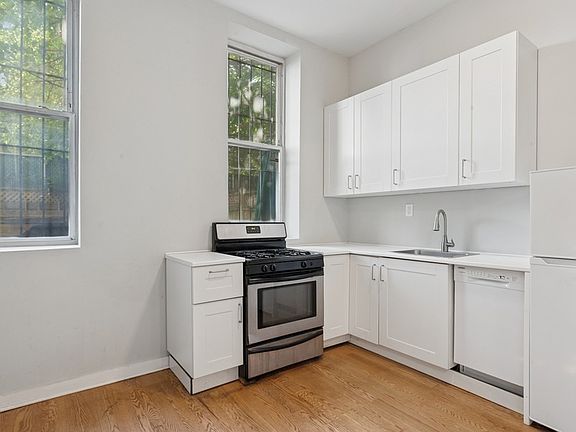 4th image of 293 Tompkins Ave APT 1