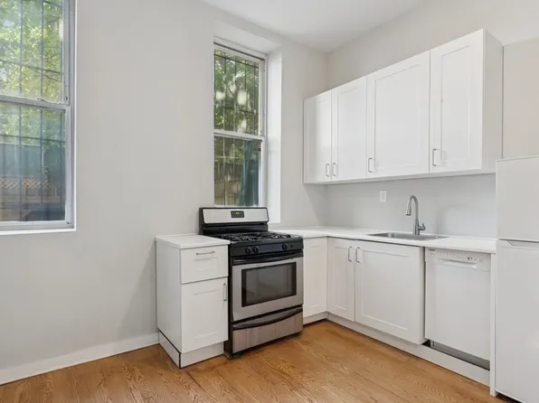 293 Tompkins Avenue image 4 of 28