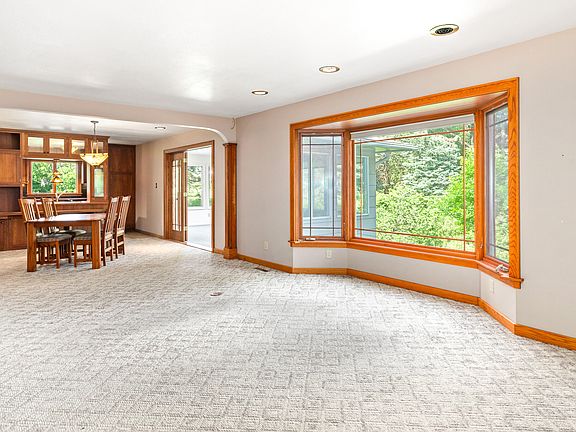 4th image of 824 Hillcrest Dr