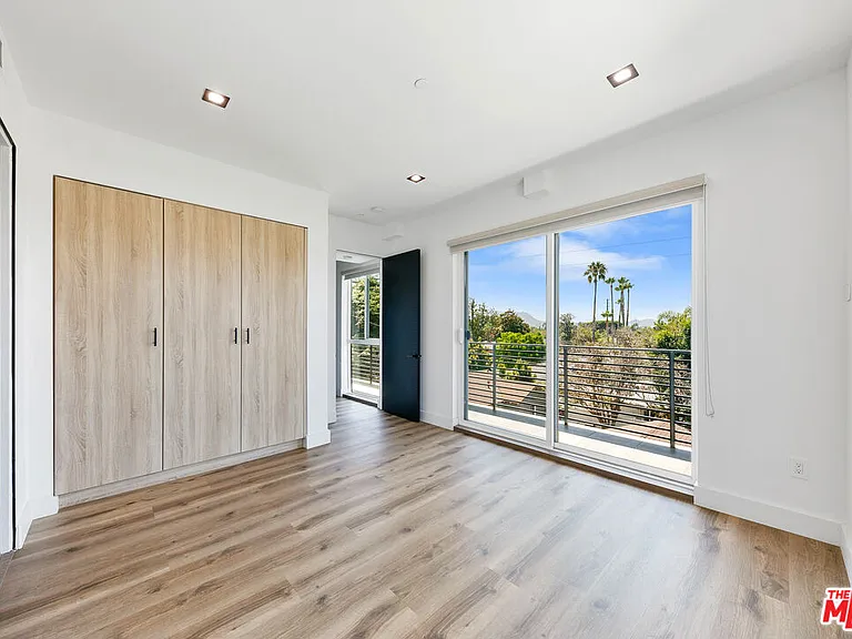 10842 Victory Blvd #201 — Photo 14