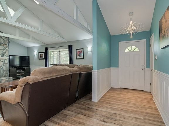 3rd image of 22 Fawnwood Dr E