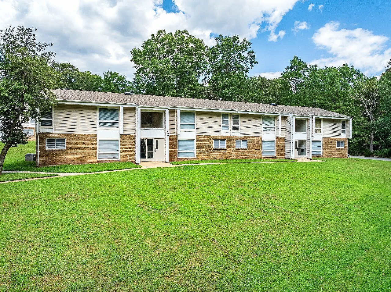 Laketree Manor — Photo 2