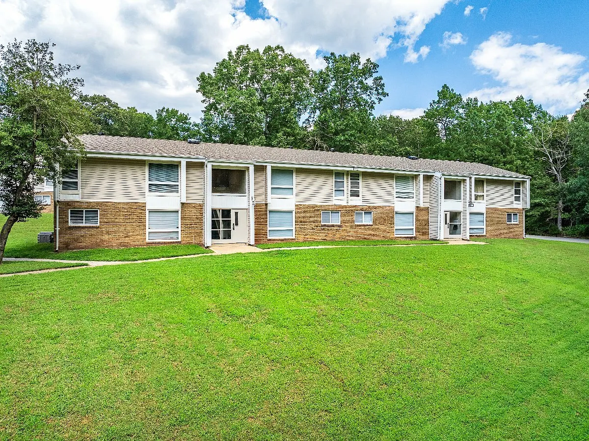 Building Photo - Laketree Manor