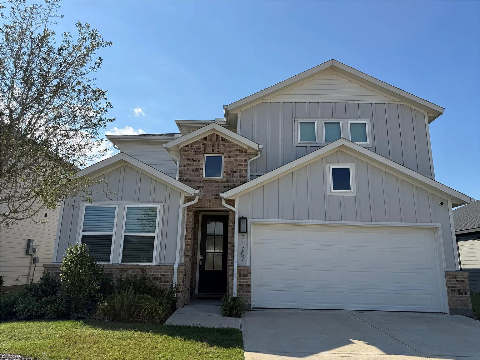 5 bed, 3.0 bath, 2809 sqft, $3,200 — Photo 1