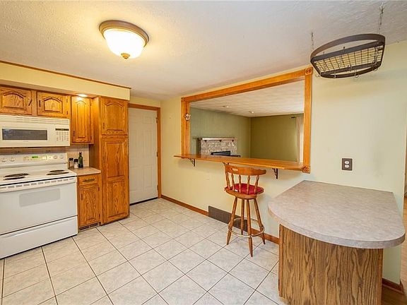 2nd image of 9369 Woodlawn Dr