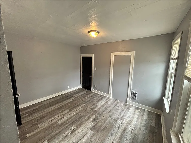 247 Rochelle St — Photo 17