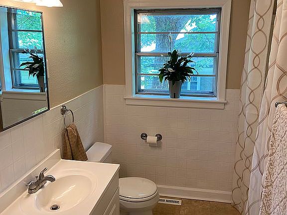 Guest bathroom 