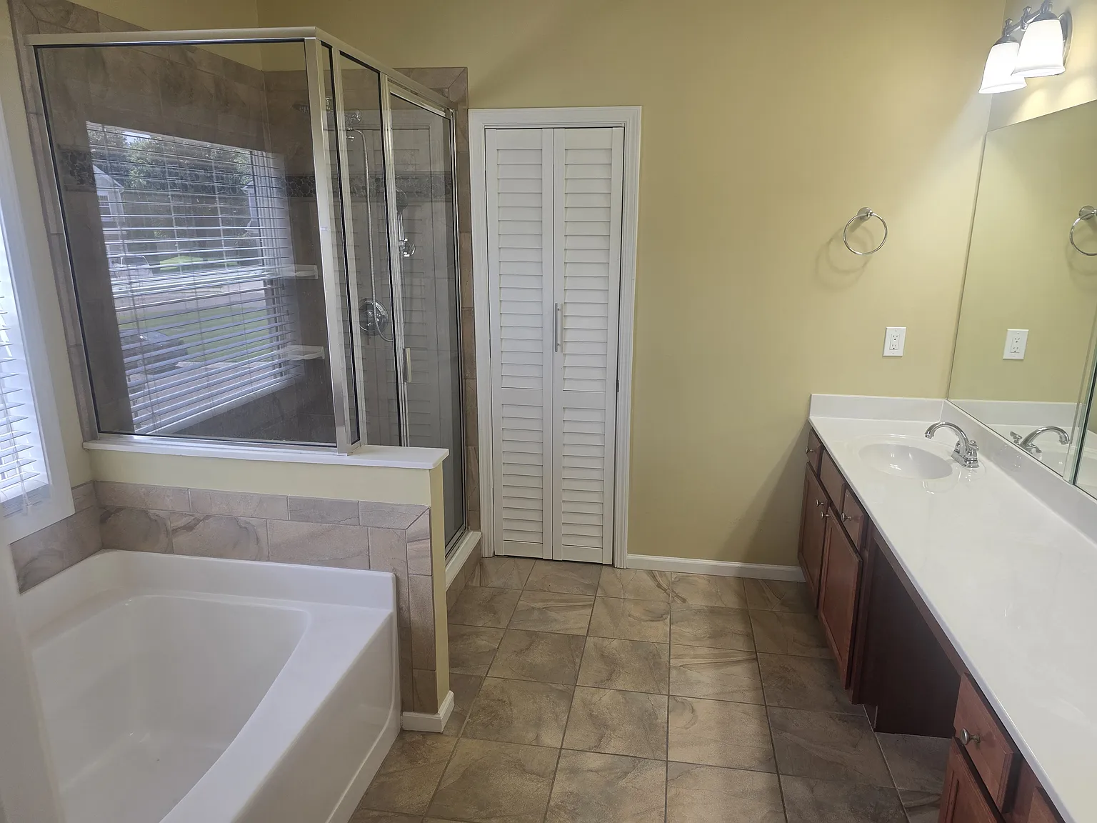 4 bed, 2.5 bath, 2200 sqft, $2,600 — Photo 4