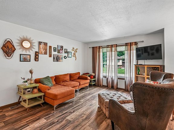 5th image of 9189 Oakwood Dr