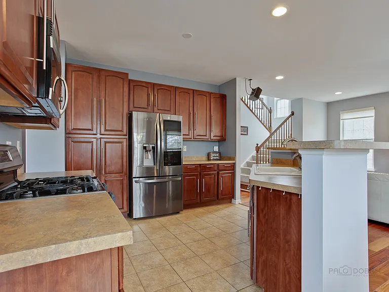 620 Geneva Ct — Photo 12