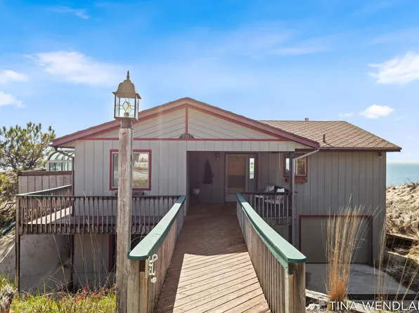 10713 Lost Valley Rd, Montague, MI 49437