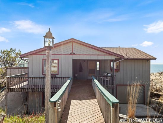 10713 Lost Valley Rd, Montague, MI 49437