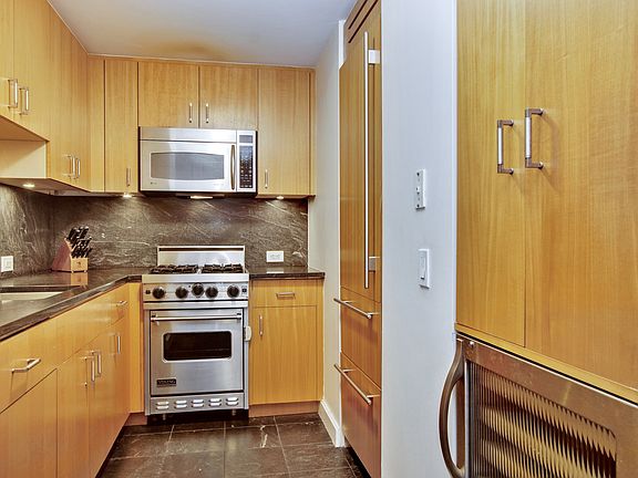 3rd image of 100 W 58th St APT 2H