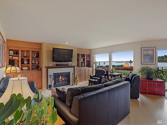 3rd image of 400 Harborview Dr SE Unit 215
