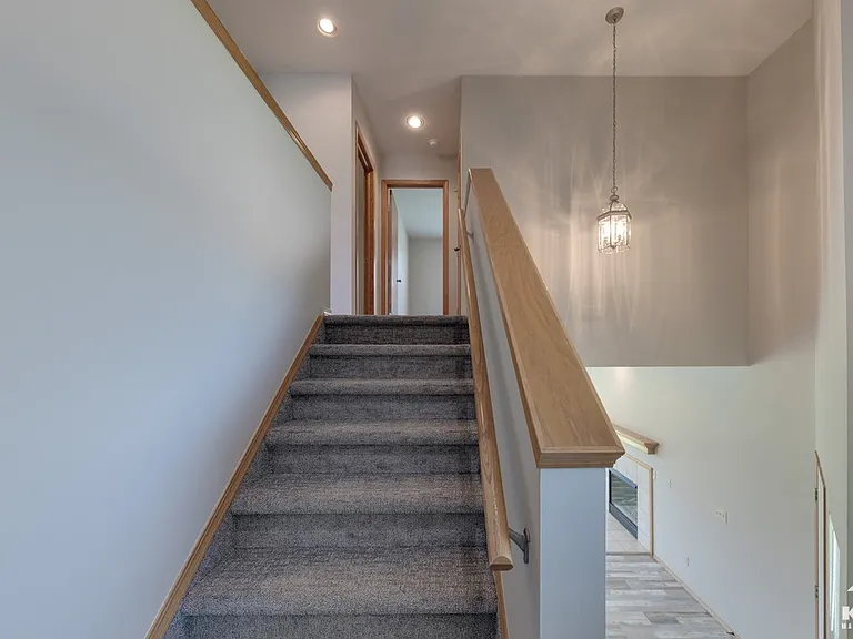 513 N Bristol Ct — Photo 11