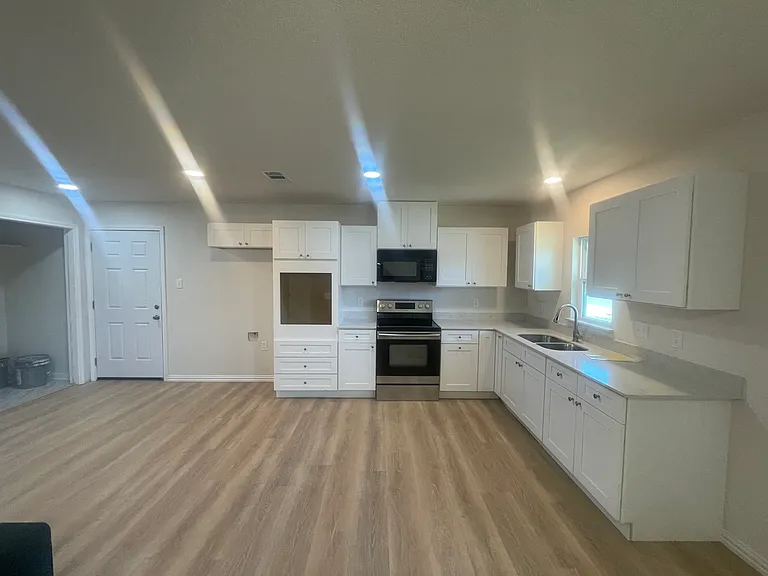103 McKinley St — Photo 2