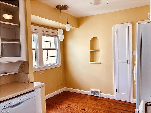 5th image of 46 Edgewater Dr