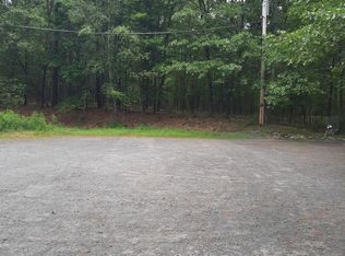 106 Valley View Dr, Dingmans Ferry, PA 18328