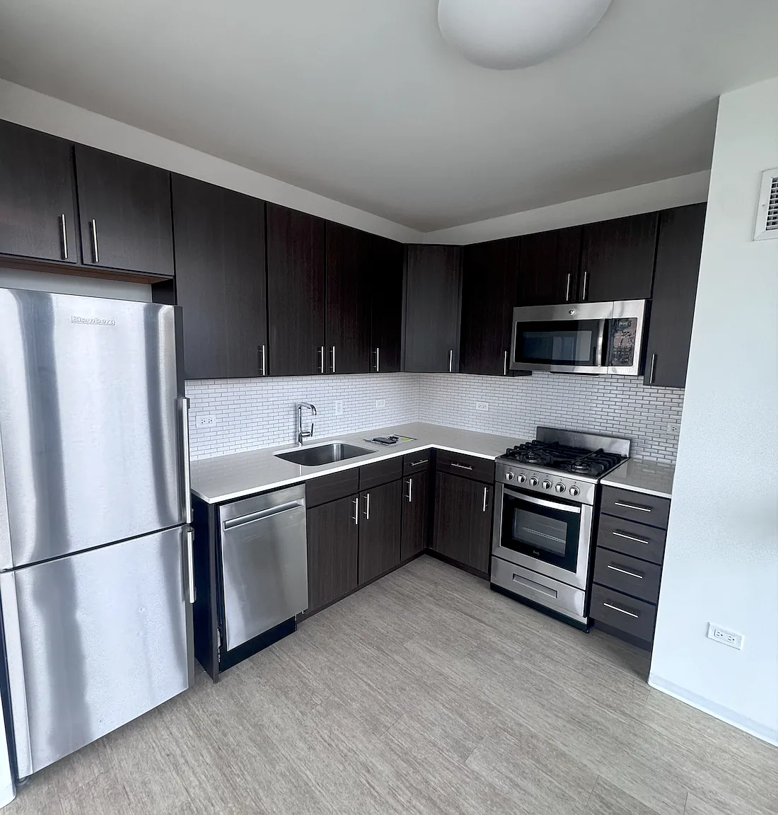 2 bed, 900 sqft, $3,999 — Photo 1