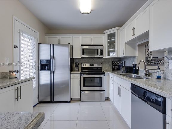 3rd image of 420 NE 12th Ave APT 208